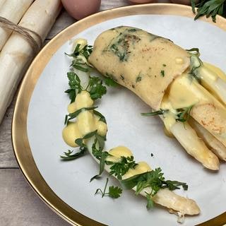 Spargel mit Sauce Hollandaise und Pfannkuchen