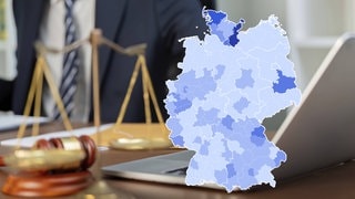 Ein fokussierter Anwalt gestikuliert in Richtung eines Laptops, während eine Deutschlandkarte mit Landgerichtsbezirken eingeblendet ist.