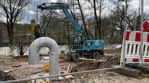 In Tübingen gibt es jetzt eine Fernwärmeleitung, die unter dem Neckar hindurch läuft. Sie soll Fernwärme aus einem Solarthermiewerk in die Innenstadt bringen.