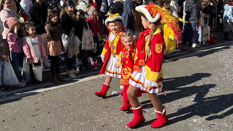 Der Höhepunkt des Straßenkarnevals - tausende Narren säumen in Koblenz mit bunten Kostümen den Rosenmontagszug