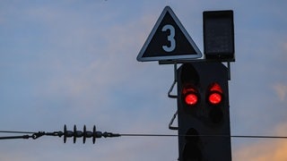 Ein Signal steht auf Rot. Eine Eisenkette hat am Samstagabend den Bahnverkehr bei Ellwangen lahmgelegt. (Symbolbild)