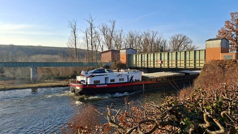 In Heilbronn ist ein Schiff an einem Hochwassersperrtor hängen geblieben. 