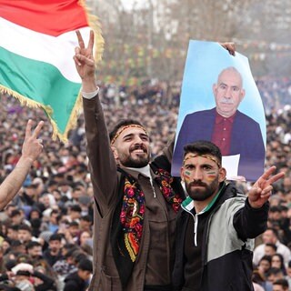21. März 2025, Diyarbakir, Türkei: Ein Demonstrant hält bei der Newruz-Feier ein Plakat von Abdullah Öcalan, Anführer der Arbeiterpartei Kurdistans. Der hatte angekündigt,  dass die PKK den Guerillakampf gegen den türkischen Staat einstellen wird. 