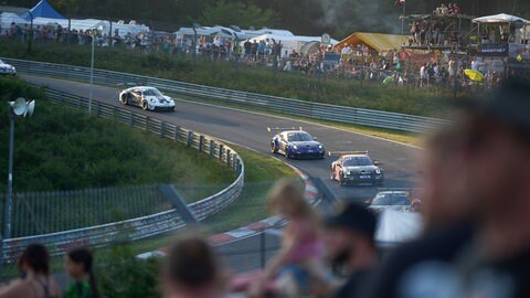 Am Abend passiert das Starterfeld den Streckenabschnitt Brünnchen beim 24h-Rennen auf dem Nürburgring.