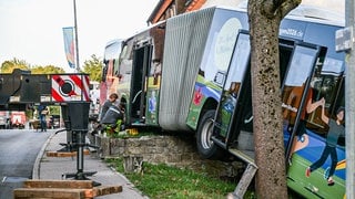 Erst streifte er eine Hauswand, dann kam ein Gelenkbus in einem Garten kurz vor einem Zwetschgenbaum zum Stehen: Der Fahrer hatte die Kontrolle über den Bus verloren.