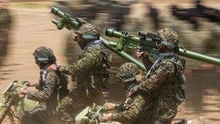 Kämpfer der libanesischen militanten Gruppe Hisbollah trainieren im Mai 2023 im Südlibanon. Das äußerst brutale Vorgehen der Hisbollah und anderer Gruppen im Nahen Osten wird auf den Einsatz der Droge Captagon zurückgeführt. Welche Bedeutung haben Drogen für Soldaten im Krieg?