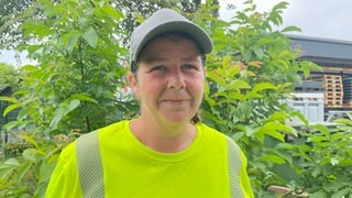 Sandra Geiger hat gesehen, wie eine Frau die 13-jährige Schwimmerin aus dem Rhein am Strandbad Oppenheim in ein Schlauchboot gezogen hat. Sie hat dann geholfen, das Boot an den Strand zu ziehen.