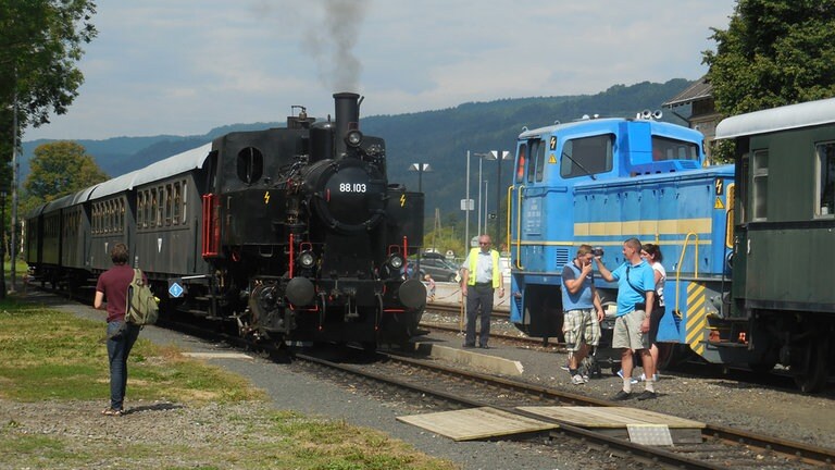 Rosentaler Dampfzug kurz vor der Abfahrt in Weizelsdorf. Die Strecke ist Teil der ehemaligen Karawankenbahn und führt durchs Rosental unweit der Grenze nach Slowenien.