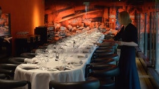 Eine lange Tafel im Restaurant Tantris, die eingedeckt wird