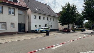 Polizisten stehen vor dem Tatort in Wangen (Kreis Göppingen).
