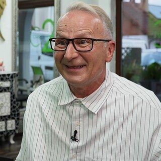 John Holzwarth ist mit 66 Friseurgeselle