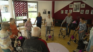Am Rollator lernen Senioren tanzen