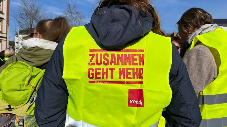 Equal Pay Day: In Pirmasens demonstrieren Beschäftigte des öffentlichen Dienstes für mehr Lohn.