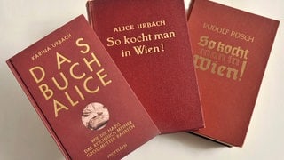 Verschiedene Ausgaben des Kochbuchs von Alice Urbach: So kocht man in Wien