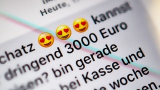 In einem Chat wird ein "Schatz" um "dringend 3000 Euro" gebeten. Love oder Romance Scamming ist Betrug auf Online Dating Plattformen. So schützt Ihr Euch vor Liebesbetrug im Internet: Love Scam erkennen - das raten Polizei und Psychologen