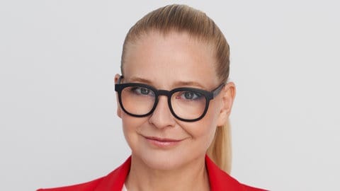 Musikmanagerin Franziska Hohmann schaut direkt in die Kamera.