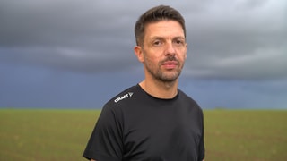 Daniel schaut in die Kamera. Daniel leidet unter Depressionen und schaut traurig. 