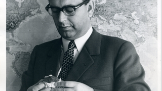 Prof. Heinrich Wänke untersucht 1969 Mondstaub am Max-Planck-Institut für Chemie, Mainz.