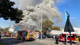 Brand auf Schrottplatz in Mannheim