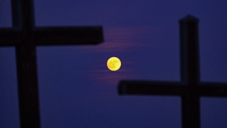 Der "Erdbeermond" von der Salmendinger Kapelle.