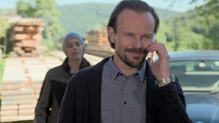 Constantin Klumpp telefoniert, im Hintergrund steht Sophie