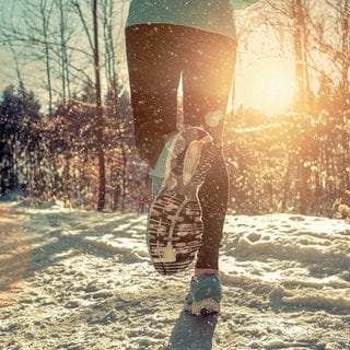 Joggende Person im Schnee
