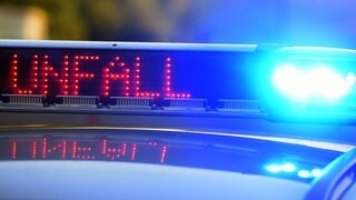 Auf dem Dach eines Polizeiwagens wird neben dem Blaulicht das Wort "Unfall" angezeigt. Im Alb-Donau-Kreis sind am Samstagabend zwei Menschen bei einem Unfall gestorben. 