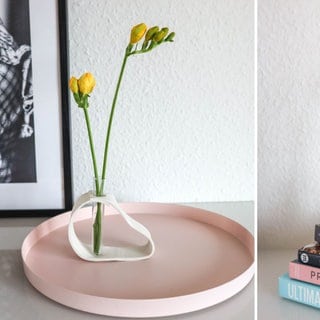 Wasser in das Reagenzglas füllen und frische Blumen einsetzen. Für Trockenblumen wird kein Wasser benötigt. Diese können auch ohne Reagenzglas dekoriert werden. 
