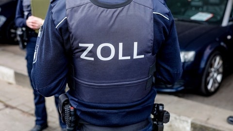 Zollfahnder haben großangelegt Räume von Autohändlern in Germersheim durchsucht.