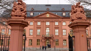 Der Landtag von Rheinland-Pfalz in Mainz. Das Landesparlament in Mainz will stärker gegen verfassungsfeindliche Mitarbeiter von Fraktionen oder Abgeordneten vorgehen.