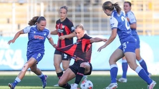 Marie Steiner (TSG Hoffenheim, 09) im Zweikampf mit Cornelia Kramer (Bayer 04 Leverkusen, 07)
