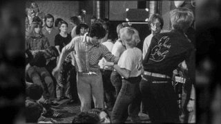 Ein Schwarz-Weiß-Bild. Junge Menschen tanzen Rock ’n’ Roll.