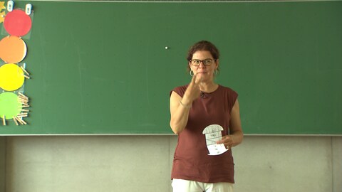 Eine Lehrerin an der Tafel in einer Grundschulklasse