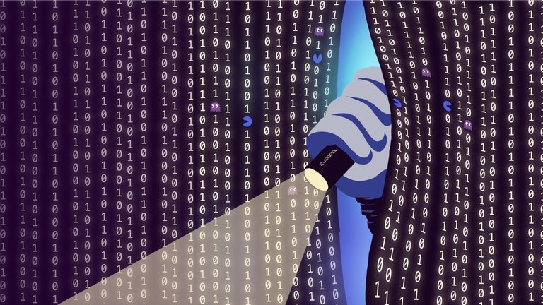 Hand leuchtet mit Taschenlampe durch einen Fadenvorhang; die Fäden bestehen aus 0 und 1 (Illustration; Symbolbild für digitale Recherche): Da sich die Verbrecher in internationalen Gruppen vernetzen, muss die EU zusammenarbeiten, auch online und mit KI.