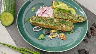 Persischer Kräuterkuchen mit Gurkensalat