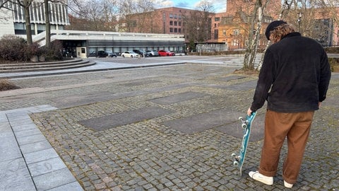 Skater auf dem Rathausvorplatz in Kaiserslautern