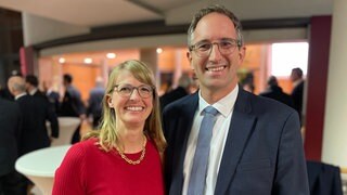 Neuer und alter Oberbürgermeister von Bad Rappenau: Sebastian Frei (mit Ehefrau Eva Frei) setzte sich gegen einen Gegenkandidaten durch. 