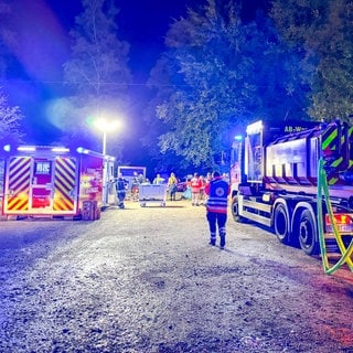 Bei einem Brand im Tierpark Bretten war die Feuerwehr mit zahlreichen Einsatzkäften vor Ort.