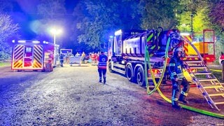 Bei einem Brand im Tierpark Bretten war die Feuerwehr mit zahlreichen Einsatzkäften vor Ort.