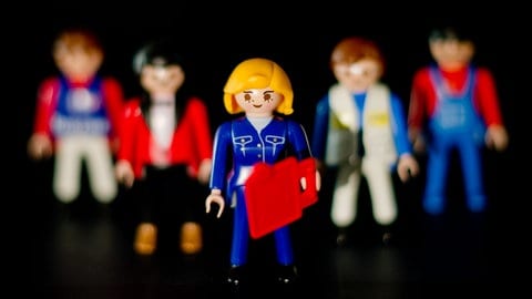 Eine weibliche Playmobil-Figur mit steht vor mehreren männlichen Figuren: Der Städtetag Baden-Württemberg will mehr Frauen für das Amt der Bürgermeisterin gewinnen.