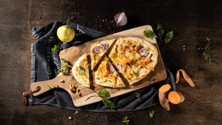 Deie mit roten Zwiebeln, Süßkartoffel, Birne und Walnuss