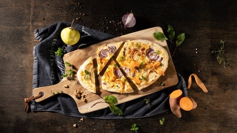 Deie mit roten Zwiebeln, Süßkartoffel, Birne und Walnuss