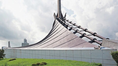 Das Yoyogi-Nationalstadion wurde für die Olympischen Sommerspiele 1964 in Tokio erbaut. Aufgrund seines markanten Designs ist es zu einer architektonischen Ikone geworden. Im Jahr 2021 wurde es zu einem wichtigen nationalen Kulturgut erklärt.