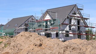 Ein Einfamilienhaus wird gebaut.