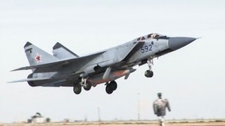 Dieses vom russischen Fernsehsender RU-RTR via AP zur Verfügung gestellte Standbild zeigt ein MiG-31 Kampfflugzeug, das mit der neuen Kinzhal (Kinschal)-Hyperschall-Rakete bestückt ist.