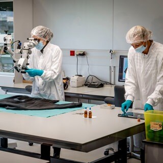 Forensiker im DNA-Labor: Alte Mordfälle können mit neuer DNA-Analyse unter Umständen geklärt werden