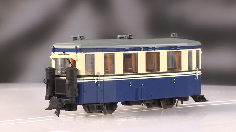 Für die Schmalspurfreunde kommt bei Tillig der Triebwagen 187 der Harzer Schmalspurbahnen im Maßstab 1:87 mit Holzvergaser.