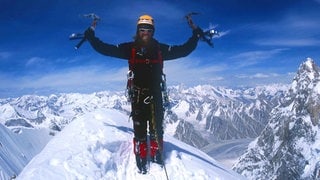 Extrembergsteiger Thomas Huber in 6920 m Höhe auf dem Gipfel des Ogre III. Thomas Huber und sein Bruder Alexander sind bekannt als "Huberbuam". "Jeder Moment kann dein letzer sein", sagt er über ihre extremen Klettertouren. Über sein wildes Leben hat Thomas jetzt das Buch "In den Bergen ist Freiheit" geschrieben und erzählt darüber in SWR1 Leute.