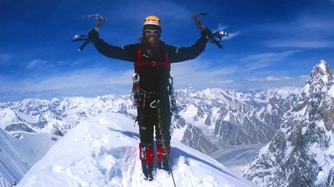 Extrembergsteiger Thomas Huber in 6920 m Höhe auf dem Gipfel des Ogre III. Thomas Huber und sein Bruder Alexander sind bekannt als "Huberbuam". "Jeder Moment kann dein letzer sein", sagt er über ihre extremen Klettertouren. Über sein wildes Leben hat Thomas jetzt das Buch "In den Bergen ist Freiheit" geschrieben und erzählt darüber in SWR1 Leute.