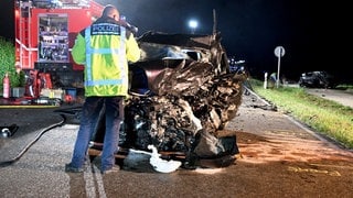 Bei einem Unfall auf der B311 sind zwei Männer ums Leben gekommen. Ihre Fahrzeuge wurden völlig zerstört.